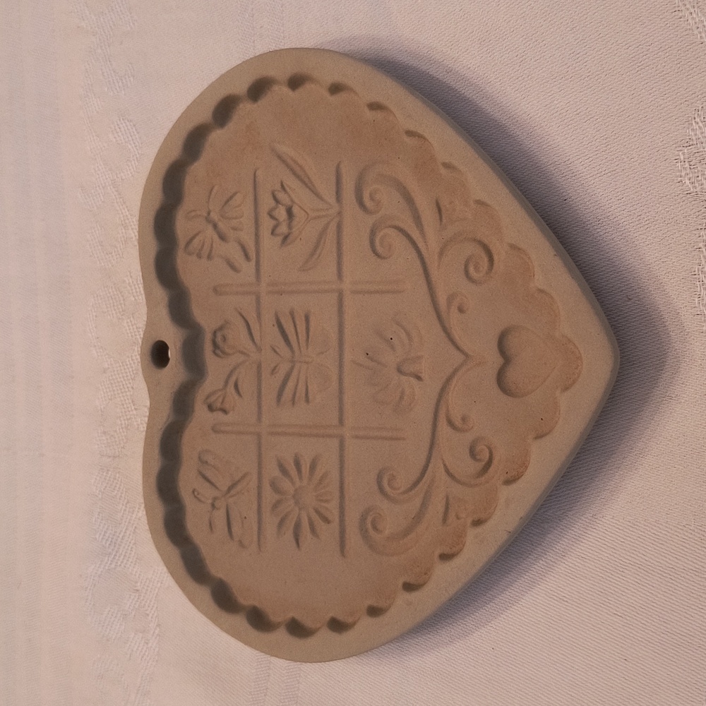 Vintage Gardens Of The Heart Cookie Mold - Picture 6 of 16